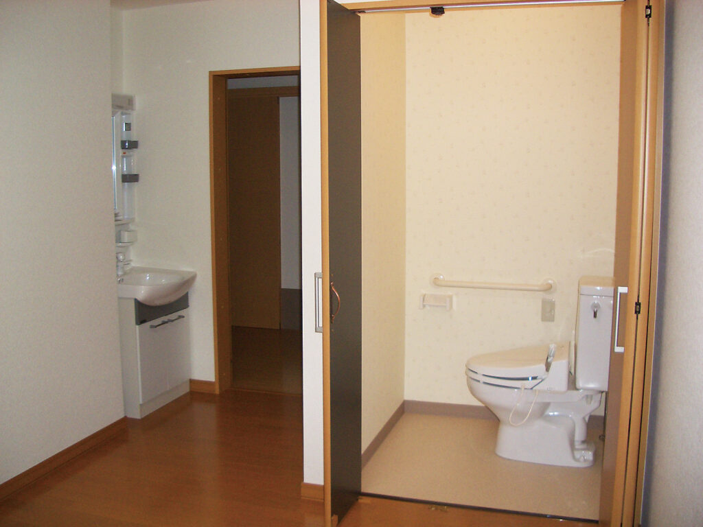 釧路 高齢者対応型ホーム歩々の居室内トイレと洗面所です。